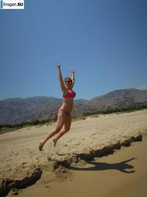 naked pregnant Lucy on the beach with the future father. Thumb 27