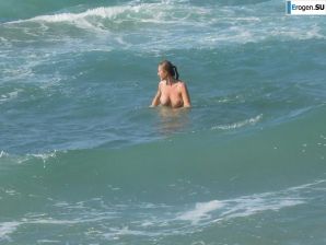 naked pregnant Lucy on the beach with the future father. Thumb 4