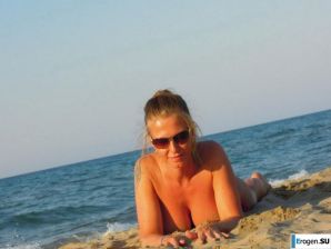 naked pregnant Lucy on the beach with the future father. Thumb 41