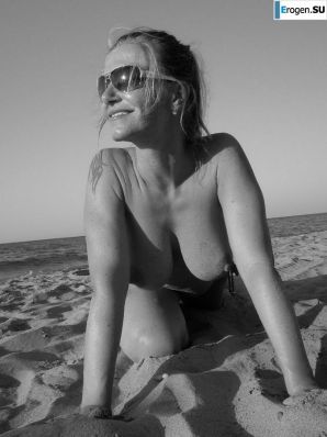 naked pregnant Lucy on the beach with the future father. Thumb 43