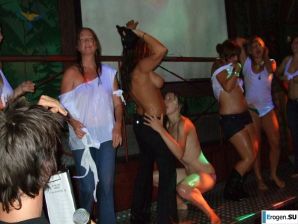 конкурс мокрых футболок в ночном клубе. Эскиз 14