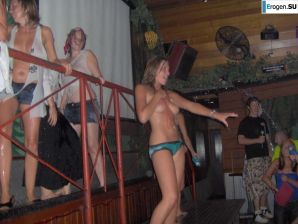 конкурс мокрых футболок в ночном клубе. Эскиз 37