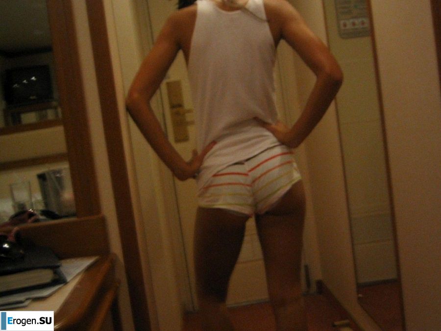 a young and naked girl fooling around. Photo 10