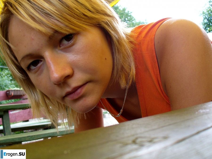 a naked charming girl sends greetings to you. Photo 4