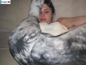 naked brunette and her legs behind her head. Thumb 10