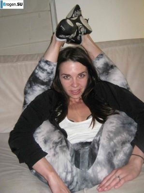 naked brunette and her legs behind her head. Thumb 9