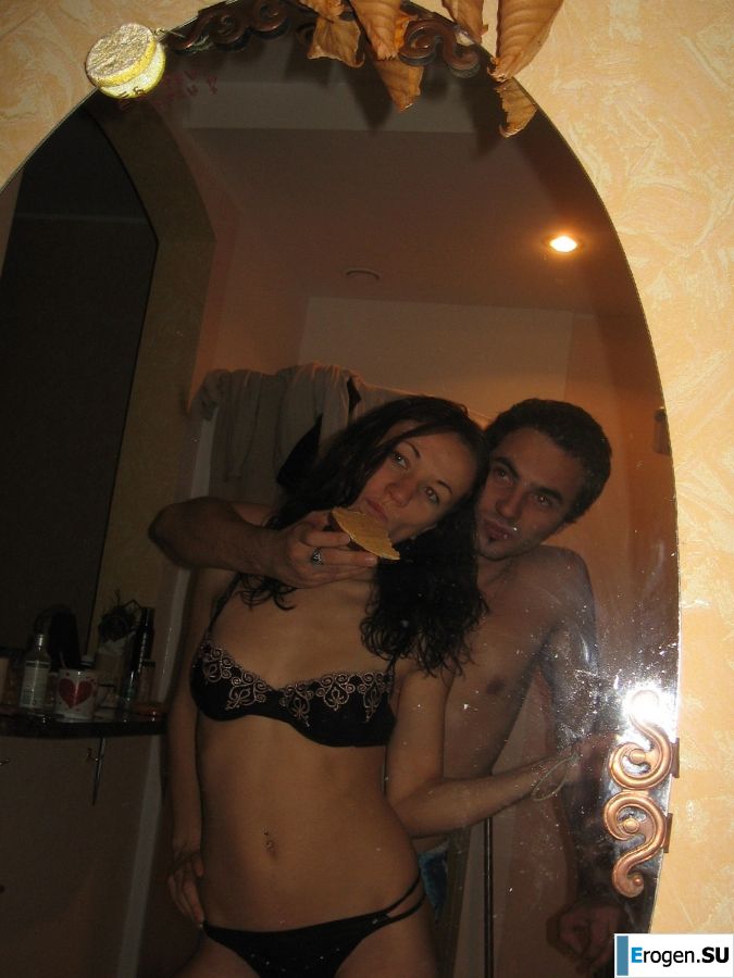 a young couple hanging out without panties. Photo 12