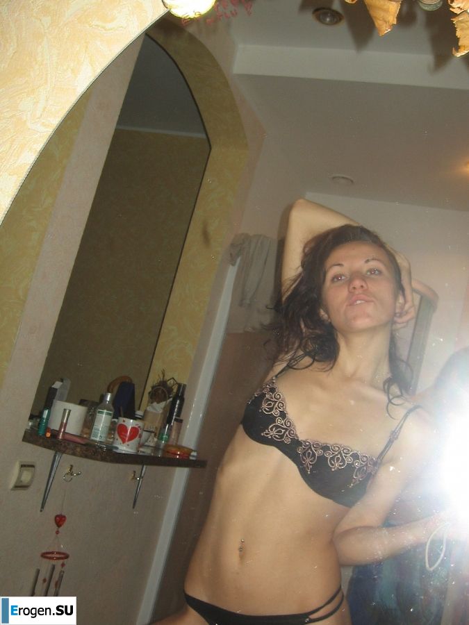 a young couple hanging out without panties. Photo 14