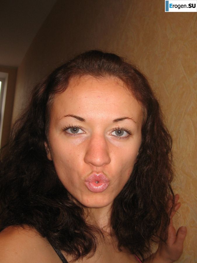 a young couple hanging out without panties. Photo 20