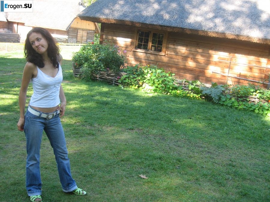 a young couple hanging out without panties. Photo 27