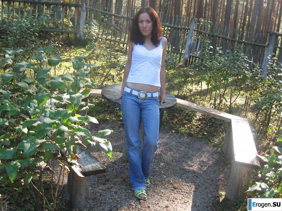 a young couple hanging out without panties. Photo 28