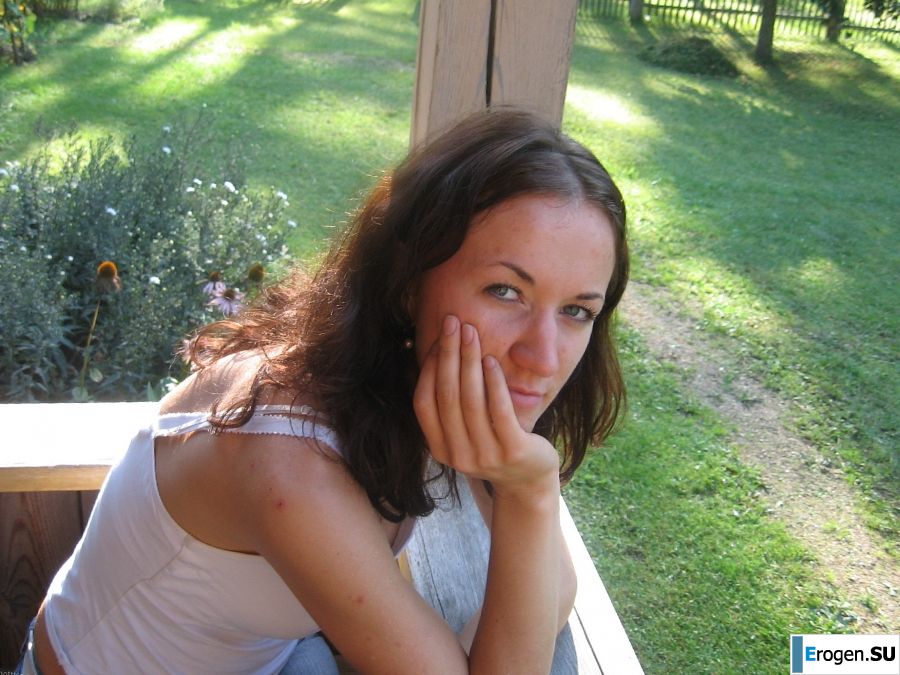 a young couple hanging out without panties. Photo 29