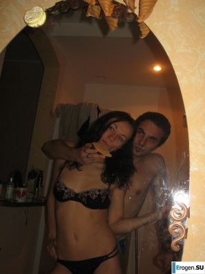 a young couple hanging out without panties. Thumb 12