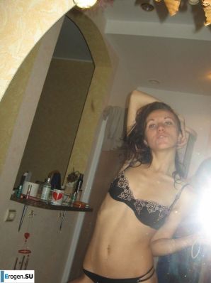 a young couple hanging out without panties. Thumb 14