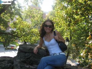 a young couple hanging out without panties. Thumb 6