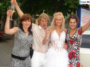 свадьба и медовый месяц блондинистой модели. Эскиз 10