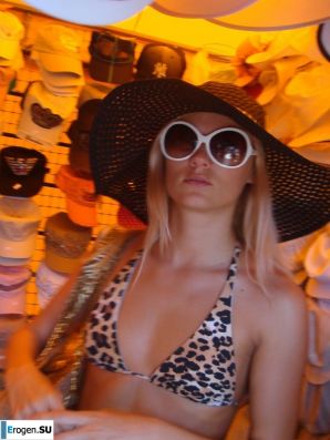 свадьба и медовый месяц блондинистой модели. Эскиз 14