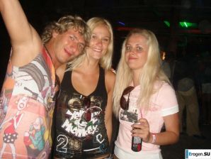 свадьба и медовый месяц блондинистой модели. Эскиз 36