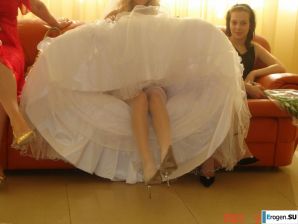 свадьба и медовый месяц блондинистой модели. Эскиз 9