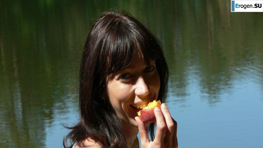 a peculiar tall girl with soft nipples. Photo 11