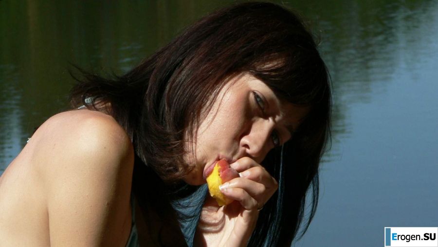 a peculiar tall girl with soft nipples. Photo 12