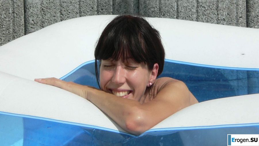 a peculiar tall girl with soft nipples. Photo 13