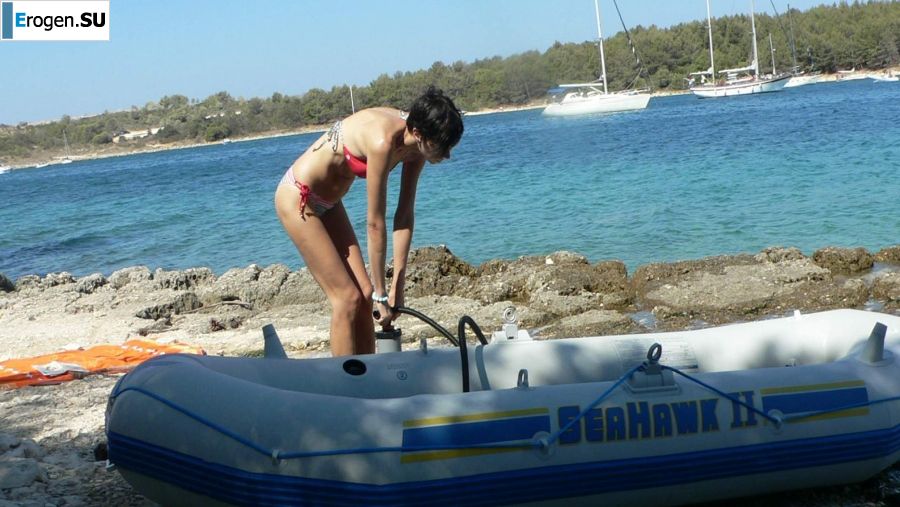 a peculiar tall girl with soft nipples. Photo 17