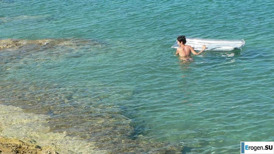 a peculiar tall girl with soft nipples. Photo 21