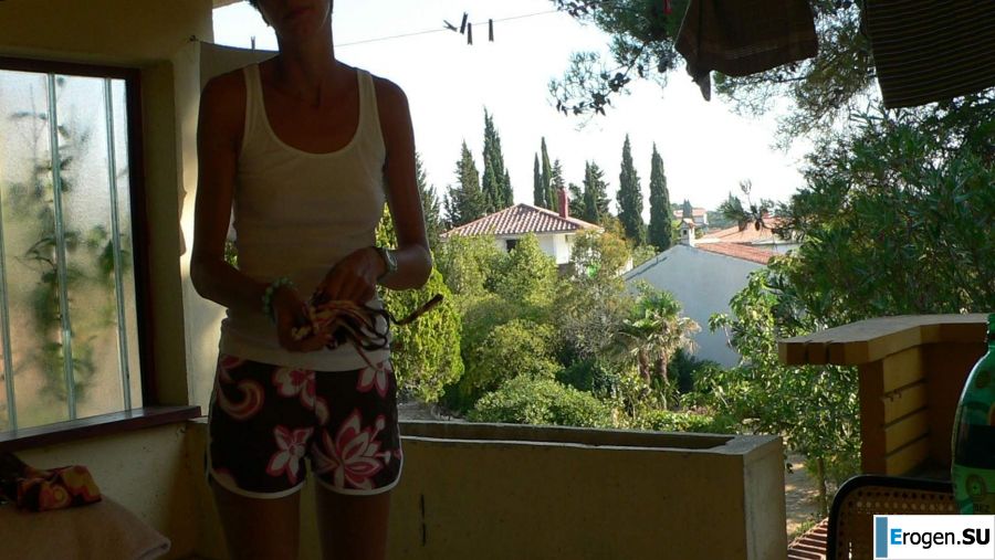 a peculiar tall girl with soft nipples. Photo 22