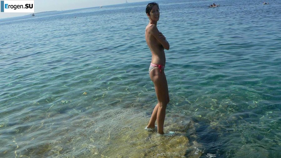 a peculiar tall girl with soft nipples. Photo 31