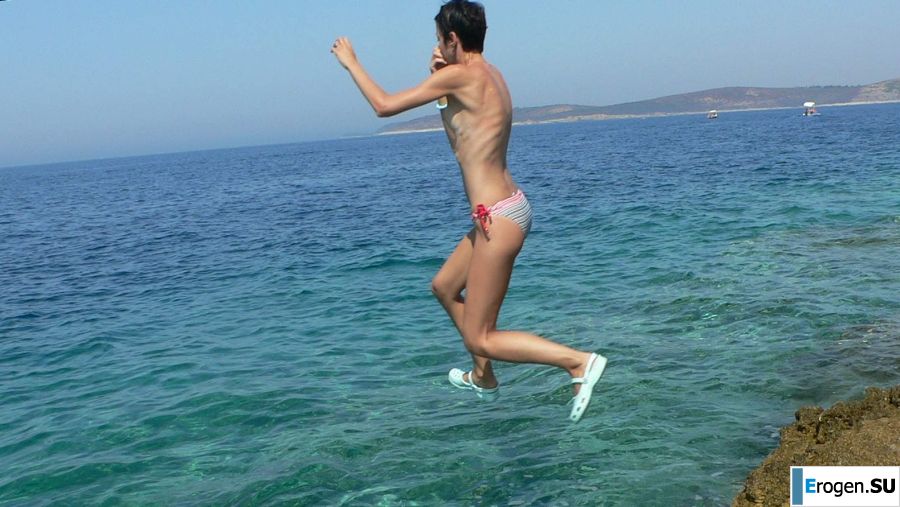 a peculiar tall girl with soft nipples. Photo 33