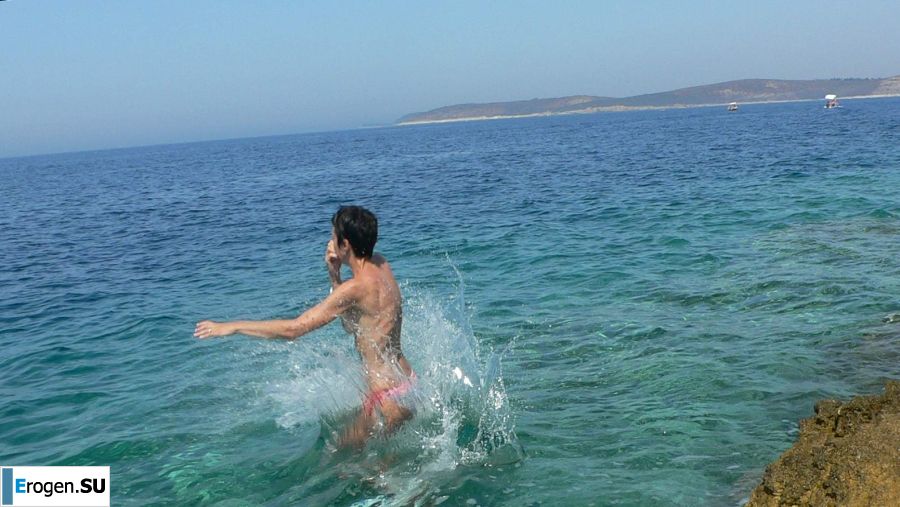 a peculiar tall girl with soft nipples. Photo 34