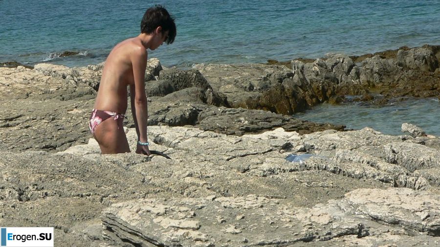 a peculiar tall girl with soft nipples. Photo 36