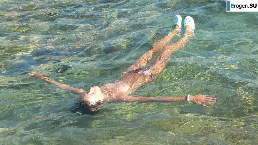 a peculiar tall girl with soft nipples. Photo 39