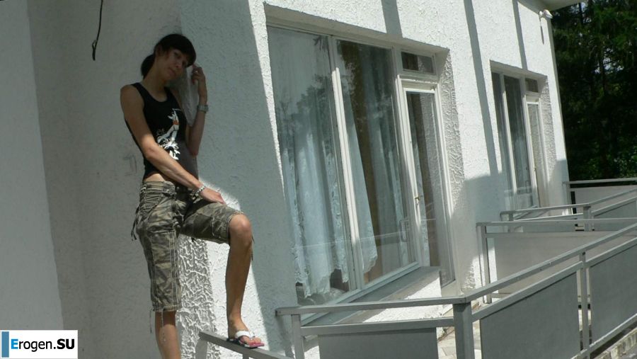 a peculiar tall girl with soft nipples. Photo 4