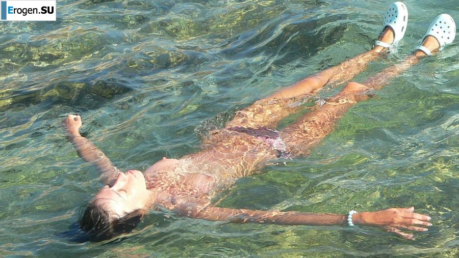 a peculiar tall girl with soft nipples. Photo 40