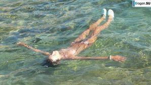 a peculiar tall girl with soft nipples. Thumb 39