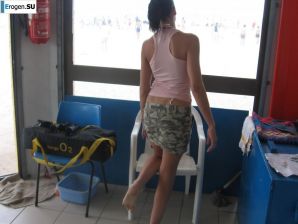 секси бэйба спасателя на пляже. Эскиз 13