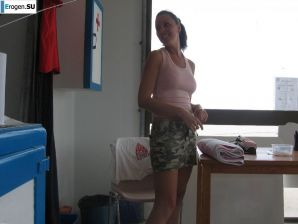 секси бэйба спасателя на пляже. Эскиз 15