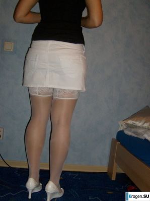 смуглая обнаженная брюнетка позирует в разных позах. Часть 2. Эскиз 20