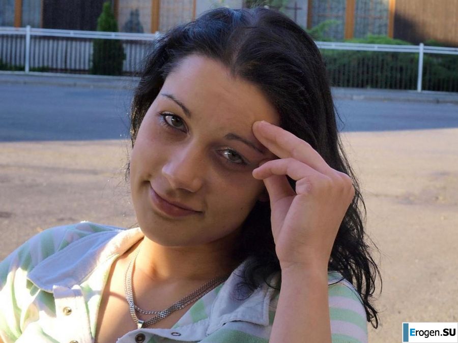 две подружки без лифчиков у реки. Фото 25