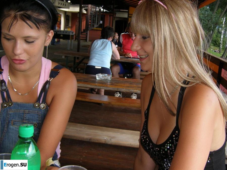 две подружки без лифчиков у реки. Фото 28