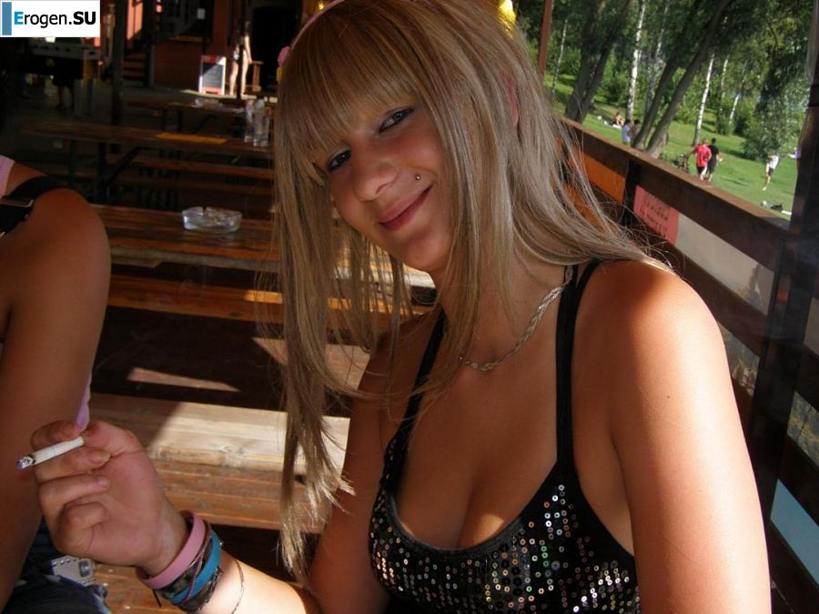 две подружки без лифчиков у реки. Фото 30