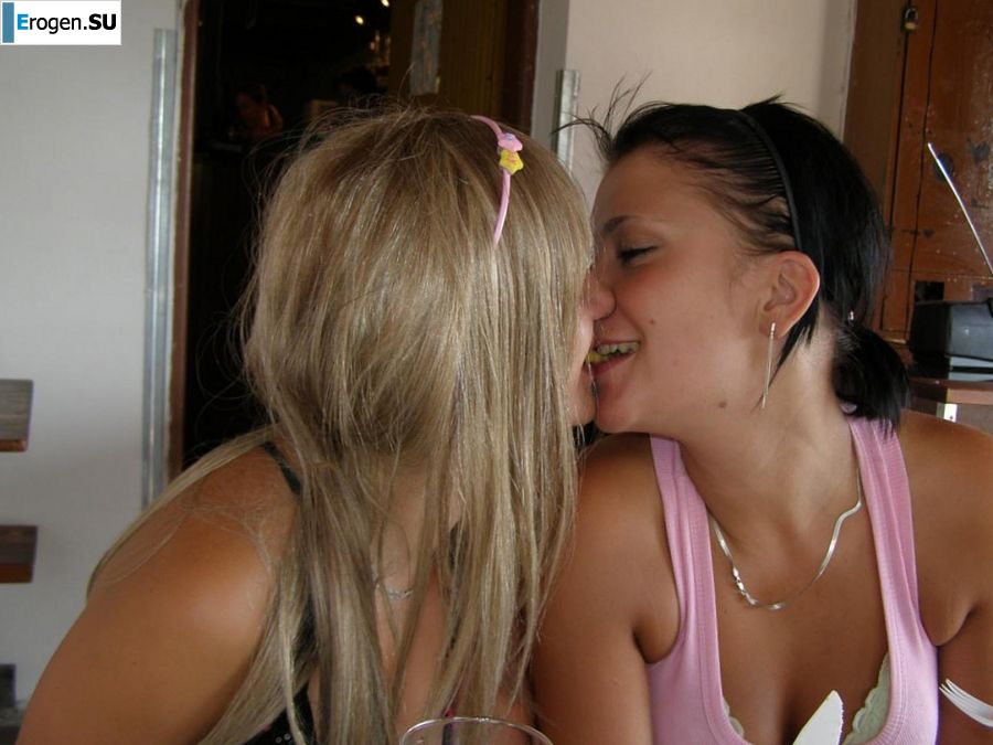 две подружки без лифчиков у реки. Фото 32