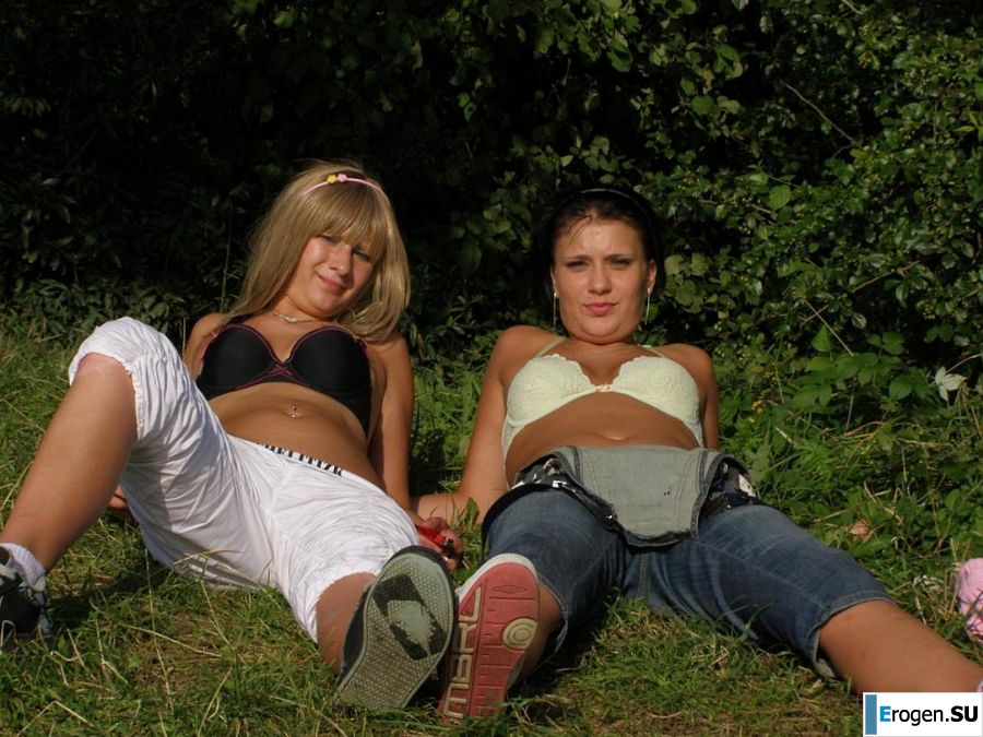 две подружки без лифчиков у реки. Фото 39