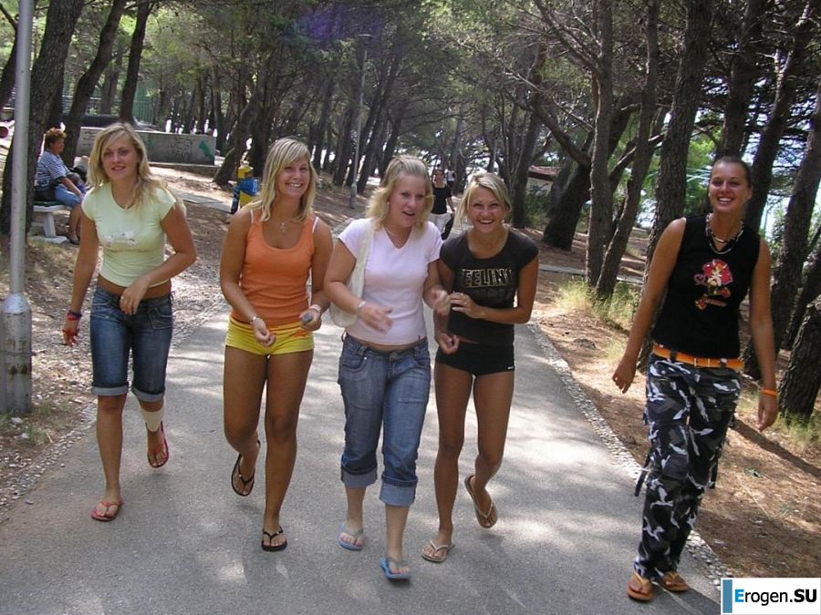 две подружки без лифчиков у реки. Фото 6