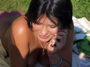 две подружки без лифчиков у реки. Эскиз 10