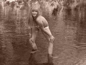 две подружки без лифчиков у реки. Эскиз 18