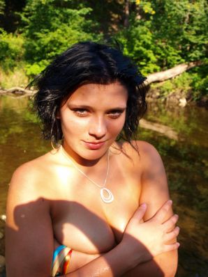 две подружки без лифчиков у реки. Эскиз 22