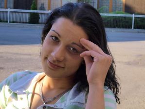 две подружки без лифчиков у реки. Эскиз 25